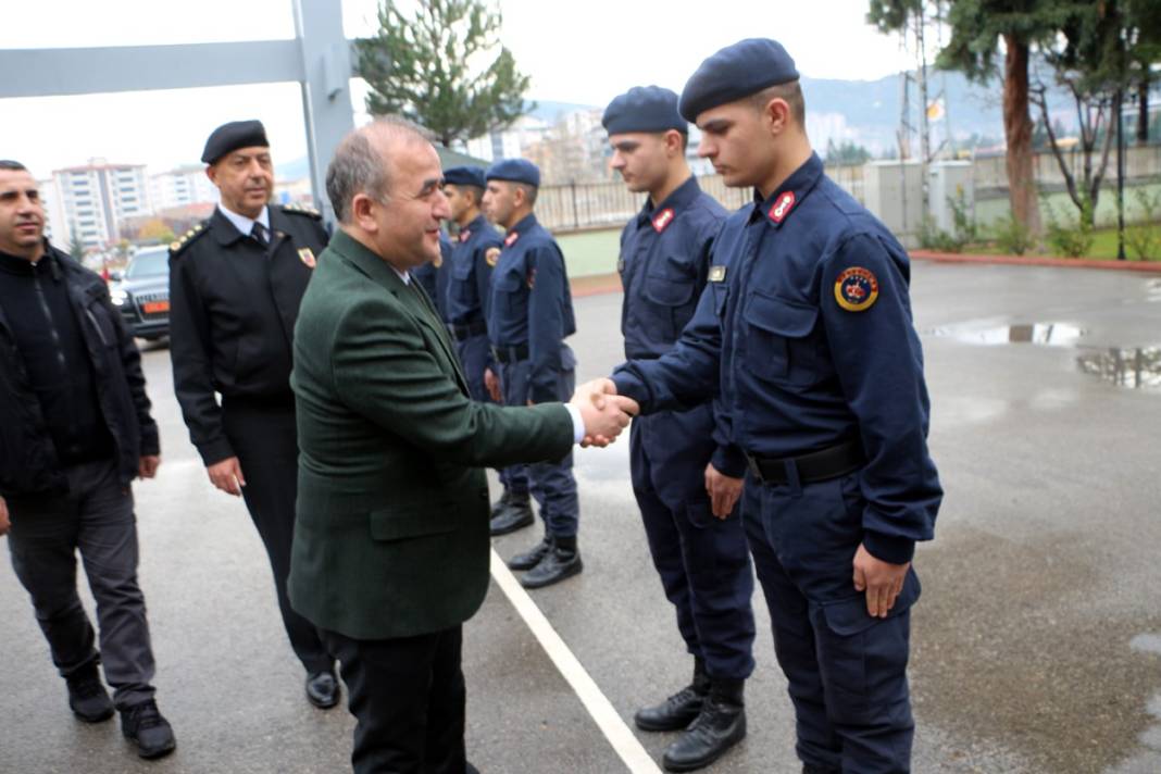 Kışladaki dört ikiz kardeş askeri, komutanları ayırt etmekte zorlanıyor 7